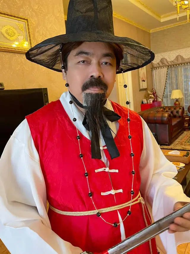 8 Potret Adam Suseno Suami Inul Daratista saat Cosplay, Bikin Geleng Kepala