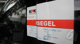 KPK menyegel mobil Toyota Alphard milik politikus Partai Demokrat, Sutan Bhatoegana, Jakarta, Selasa (17/3/2015). Penyitaan terkait penyidikan kasus dugaan korupsi di Kementerian ESDM. (Liputan6.com/Helmi Afandi)