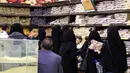 Warga Yaman berbelanja di supermarket menjelang bulan suci Ramadhan yang akan datang, di ibu kota Sanaa pada 30 Maret 2022. Bulan Ramadhan adalah bulan suci yang paling dinantikan umat Islam seluruh dunia. (MOHAMMED HUWAIS / AFP)