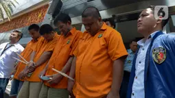 Sejumlah pelaku kejahatan sindikat pembobolan rekening lewat kartu ATM dihadirkan saat konferensi pers di Polda Metro Jaya, Jakarta, Selasa (10/3/2020). Dalam aksinya, para pelaku menyamar sebagai warga negara asing (WNA) yang berpura-pura menawarkan bisnis ponsel kepada korban. (merdeka.com/Imam Bu