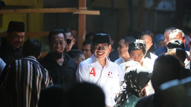 Paslon Ichsan Yasin Limpo-Andi Mudzakkar tebar Kartu Rakyat Sejahtera (KRS) untuk Emak-emak dan Petani di Sulsel (Liputan6.com/ Eka Hakim)