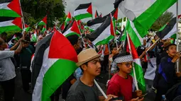 Ratusan warga dari Aliansi Rakyat Aceh Bela Palestina menggelar aksi unjuk rasa di Banda Aceh, Minggu 22 Juni 2025. (CHAIDEER MAHYUDDIN/AFP)