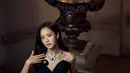 Jisoo lengkapi tampilan polosnya dengan kalung terbaru dari Nature Sauvage High Jewelry milik Cartier [@cartier]