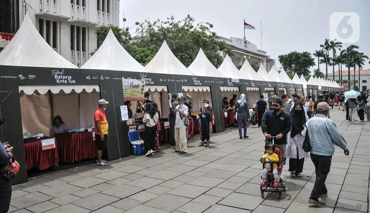 Pengunjung berada di stan kuliner saat Festival Batavia Kota Tua, Jakarta, Minggu (28/8/2022). Festival yang berlangsung hingga hari ini tersebut menampilkan sejumlah kesenian tradisional maupun modern dan memamerkan sejumlah produk UMKM di Jakarta sekaligus sebagai momentum diresmikannya wajah baru Kota Tua pasca direvitalisasi. (merdeka.com/Iqbal S Nugroho)