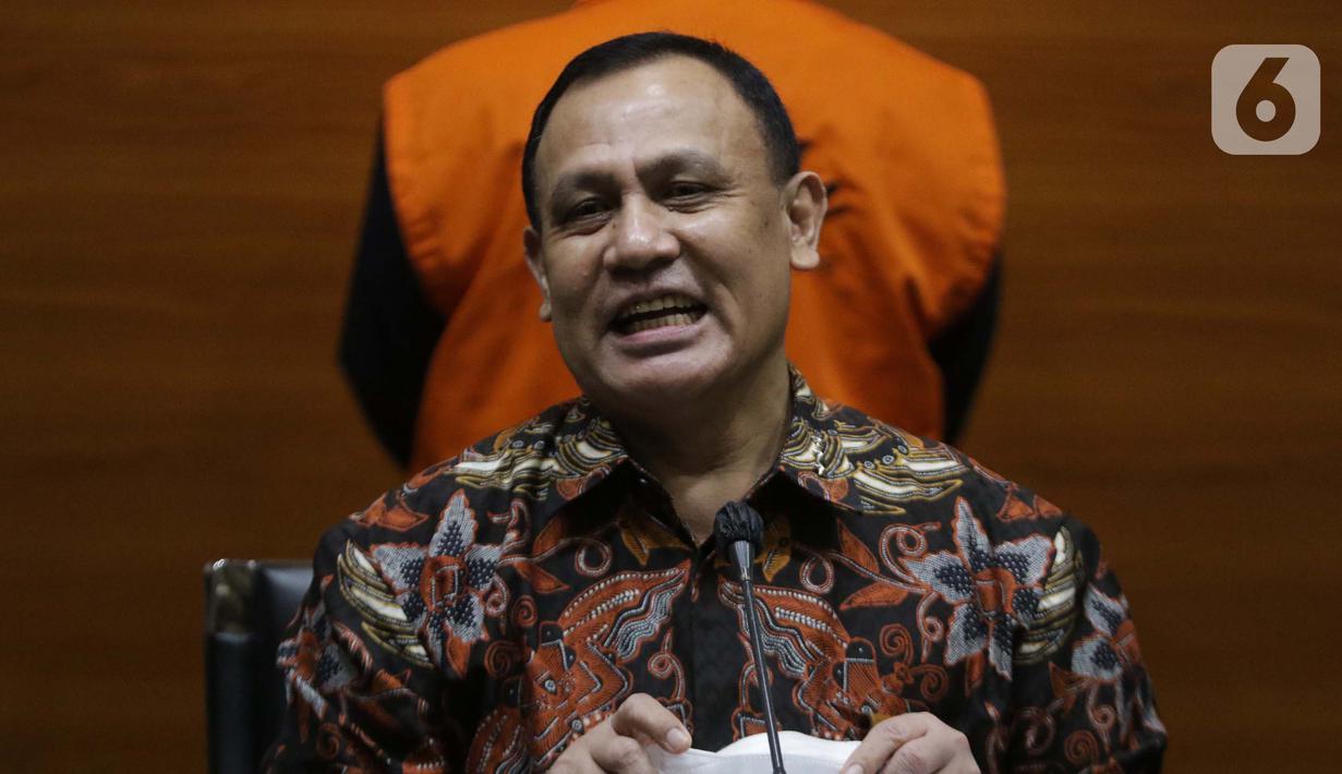 Ketua KPK, Firli Bahuri saat rilis penetapan dan penahanan pemilik PT AMS, Kiagus Emil Fahmy Cornain di Gedung KPK, Jakarta, Kamis (20/5/2021). Kiagus Emil ditahan terkait dugaan korupsi pembayaran kegiatan fiktif agen PT Asuransi Jasa Indonesia tahun 2010-2014 (Liputan6.com/Helmi Fithriansyah)