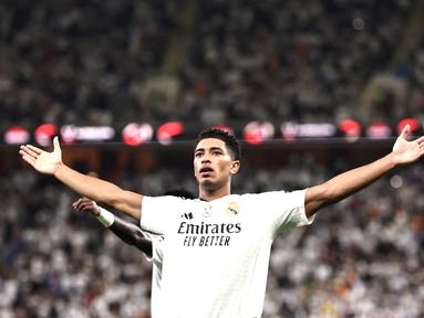 Pemain Real Madrid, Jude Bellingham, melakukan selebrasi setelah mencetak gol ke gawang Real Mallorca dalam laga semifinal Piala Super Spanyol 2025 yang digelar di King Abdullah Sports City, Jeddah, Jumat (10/1/2025) dini hari WIB. (AFP/fadel Senna)