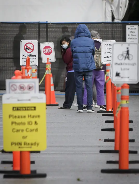 Orang-orang mengantre untuk mengikuti tes COVID-19 di pusat pengujian COVID-19 di Vancouver, British Columbia, Kanada (24/9/2020). PM Kanada Justin Trudeau pada Rabu (23/9) malam waktu setempat mengatakan bahwa gelombang kedua epidemi COVID-19 sudah mulai melanda negara itu. (Xinhua/Liang Sen)