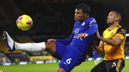 Pemain Wolverhampton Wanderers, Fernando Marcal, berebut bola dengan bek Chelsea, Thiago Silva, pada laga Liga Inggris di Stadion Molineux, Rabu (16/12/2020). Chelsea tumbang dengan skor 2-1. (Michael Steele/Pool via AP)