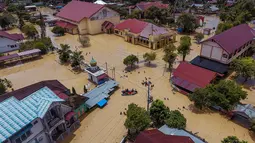 Foto udara ini memperlihatkan kawasan yang terendam banjir akibat hujan lebat selama sepekan terakhir dan jebolnya tanggul sungai di Lhoksukon, Aceh Utara pada 6 Oktober 2022. (AFP/Zikri Maulana)