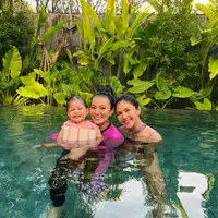 Asmirandah dan Jonas Rivanno ajak baby Chloe liburan, sukses bikin gemas. (Instagram @asmirandah89)