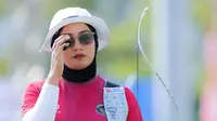 Atlet andalan Indonesia itu tampil tenang dan konsisten sepanjang pertandingan hingga memastikan posisi tertinggi di podium. Diananda sukses mengungguli pemanah Vietnam, Trieu Huyen Diep, yang harus puas dengan medali perak. (Bola.com/Bagaskara Lazuardi)