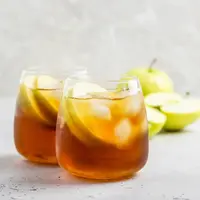 ilustrasi es teh apel/Irina Rostokina/Shutterstock