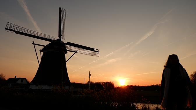 Pemandangan matahari terbenam di kincir angin di wilayah Oud Zuilen, Utrecht. (Bola.com/Yus Mei Sawitri)