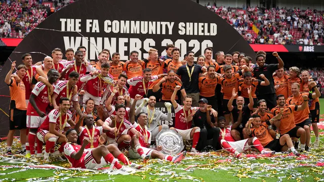 Para pemain Arsenal merayakan kemenangan usai memenangi laga final Community Shield