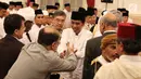 Presiden Jokowi bersalaman dengan tamu yang hadir saat menghadiri peringatan Nuzulul Quran 1438 Hijriah di Istana Negara, Jakarta, Senin (12/6). (Liputan6.com/Angga Yuniar)