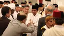 Presiden Jokowi bersalaman dengan tamu yang hadir saat menghadiri peringatan Nuzulul Quran 1438 Hijriah di Istana Negara, Jakarta, Senin (12/6). (Liputan6.com/Angga Yuniar)