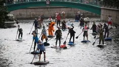 Orang-orang mendayung "paddle board" di sepanjang kanal Griboedov pada festival SUP (Stand Up Paddle)-Surfing di St.Petersburg, Rusia, Minggu (12/8). Dalam paddling, mereka menggerakkan papannya dengan cara mendayung sambil berdiri. (AP/Dmitri Lovetsky)