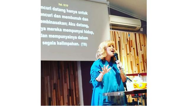 Wanita 39 tahun ini juga masih bernyanyi untuk mengisi beberapa acara off air.