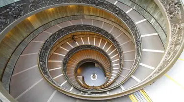 Seorang pengunjung berjalan menuruni tangga saat meninggalkan Museum Vatikan di Vatikan, Senin (1/2/2021). Museum Vatikan kembali dibuka untuk pengunjung pada 1 Februari 2021 setelah 88 hari ditutup untuk mencegah penyebaran COVID-19. (AP Photo/Andrew Medichini)