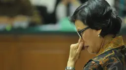 Sri Mulyani beberapa kali terlihat memegang hidungnya saat menjadi saksi di Pengadilan Tipikor Jakarta, Jumat (2/5/2014) (Liputan6.com/Johan Tallo).