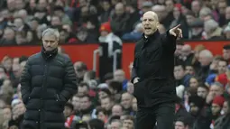 Ekspresi pelatih Reading, Jaap Stam memberikan arahan saat timnya melawan Manchester United  ,pada laga Piala FA di Old Trafford, (7/1/2017). Setan Merah menang 4-0. (AP/Rui Vieira)