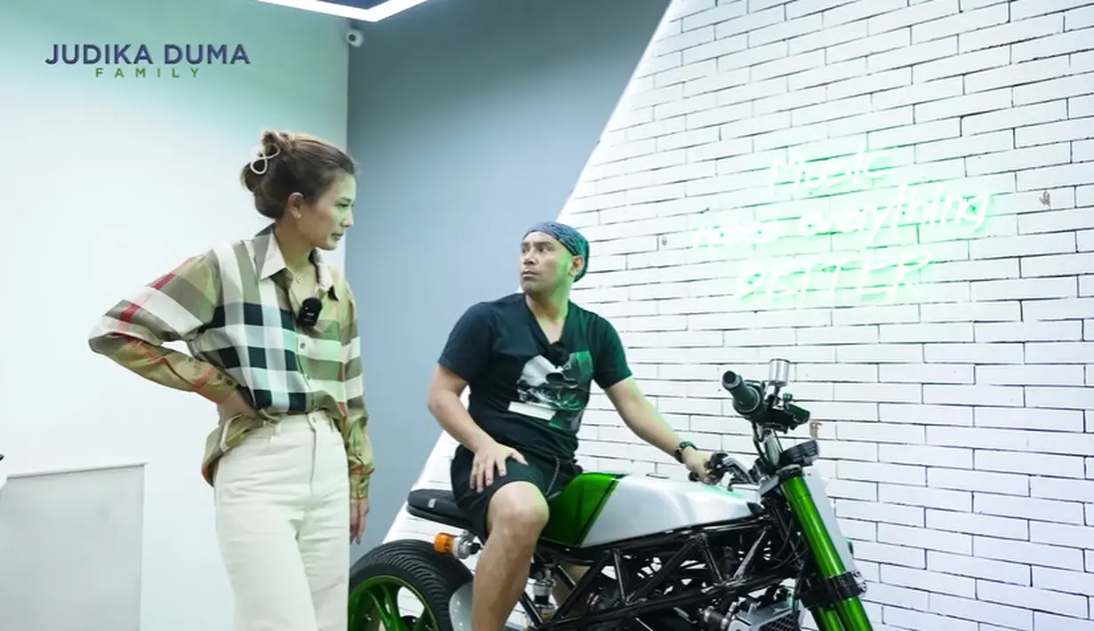 "Kau ku kasih SP3 Kau, semalem kau beli yang biru kau tidur di luar, sekarang kau ku SP3," kata Duma Riris. (Youtube/Judika Duma Family)