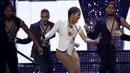 Jennifer Lopez saat beraksi di acara iHeartRadio Music Festival 2015 yang digelar di Las Vegas, Sabtu (19/9/2015). Aksi Jlo yang hot ini membuat penonton iHeartRadio Music Festival 2015 bergemuruh. (Reuters/Steve Marcus) 