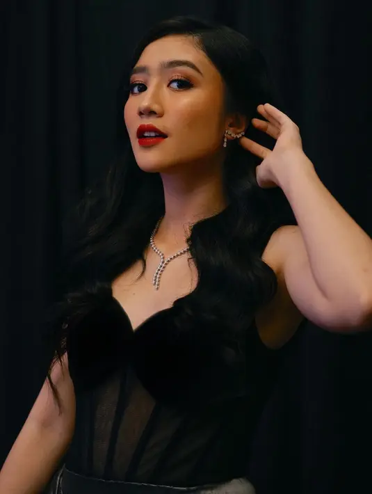 Febby Rastanty tampil menawan menghadiri acara show Hian Tjen. Ia mengenakan dress hitam yang terdiri dari bustier dan rok silver dengan high-slit. [Foto: Instagram/febbyrastanty]