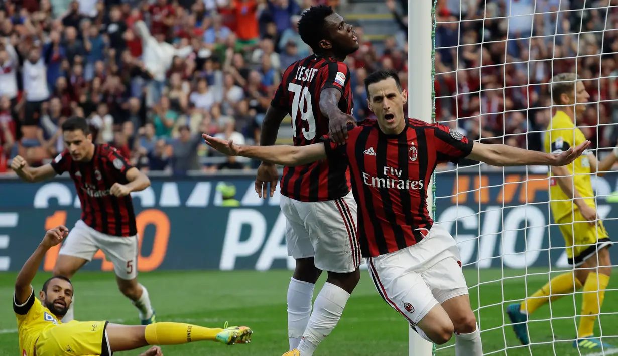 Penyerang AC Milan, Nikola Kalinic melakukan selebrasi usai mencetak gol ke gawang Udinese pada lanjutan Liga Italia di stadion San Siro, Milan, (17/9). Kalinic mencetak dua gol dan mengantar AC Milan menang 2-1 atas Udinese. (AP Photo/Luca Bruno)