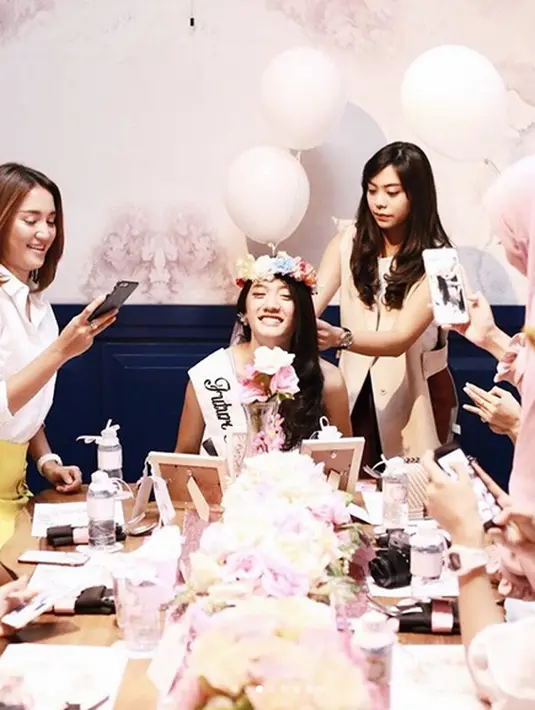 Saat itu Anissa memakai selempang yang bertuliskan “Future Mrs. Raditya Dika”. Selain itu, hiasan di kepala yang berbentuk bunga-bunga juga makin mempermanis penampilannya. (Foto: Instagram)