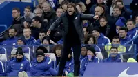 Pelatih Chelsea, Antonio Conte, memberikan arahan kepada anak asuhnya saat pertandingan melawan Leicester City pada laga Premier League di Stadion  Stamford Bridge Sabtu (13/1/2018). Kedua tim bermain imbang 0-0. (AP/Matt Dunham)