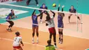 Pemain Timnas voli putri Indonesia, Megawati Hangestri (kanan), memukul bola ke area Timnas Filipina pada babak penyisihan grup A Kejuaraan Bola Voli putri AVC Challenge Cup 2023 di GOR Tri Dharma Gresik, Selasa (20/6/2023). (Bola.com/Dok. PBVSI)