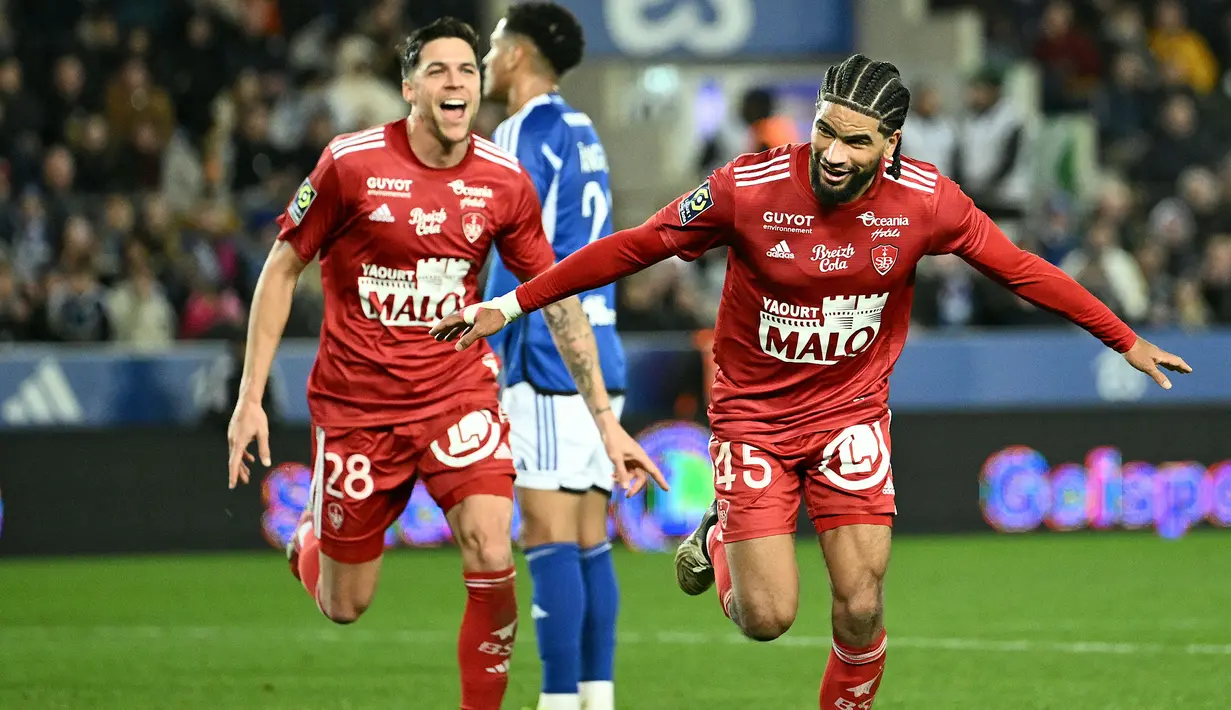 Pemain kelima alias terbaru yang mencetak hattrick di Ligue 1 2023/2024 adalah gelandang Prancis yang memperkuat Stade Brestois, Mahdi Camara. Pemain yang tengah menjalani musim pertama berseragam Stade Brestois ini membuat hattrick pada pekan teranyar Ligue 1 2023/2024, yaitu pekan ke-23 saat menang 3-0 atas tuan rumah Strasbourg (24/2/2024). Hingga pekan ke-23 Ligue 1 2023/2024 ia telah mencetak total 5 gol dan 3 assist dari 21 laga. (AFP/Sebastien Bozon)