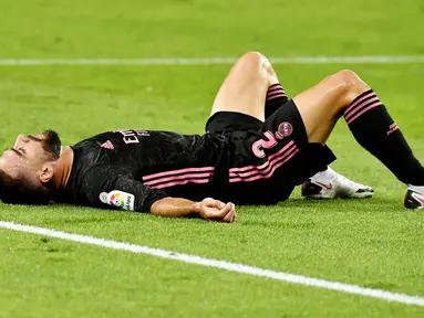 Bek Real Madrid, Dani Carvajal, tampak lesu usai gagal menang saat melawan Real Sociedad pada laga Liga Spanyol di Stadion Anoeta, Minggu (20/9/2020). Kedua tim bermain imbang 0-0. (AP/Alvaro Barrientos)