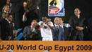 Pemain Timnas Ghana, Dominic Adiyiah mencium trofi setelah memenangkan Piala Dunia U-20 2009 pada laga final melawan Timnas Brasil yang berlangsung di Kairo, Mesir. 16 Oktober 2009. Adiyiah juga sukses menyabet dua gelar individu sekaligus pada ajang tersebut, yaitu Golden Ball dan Golden Boot. Ia total membuat 8 gol melalui penampilan apiknya sepanjang turnamen. (AFP/Cris Bouroncle)