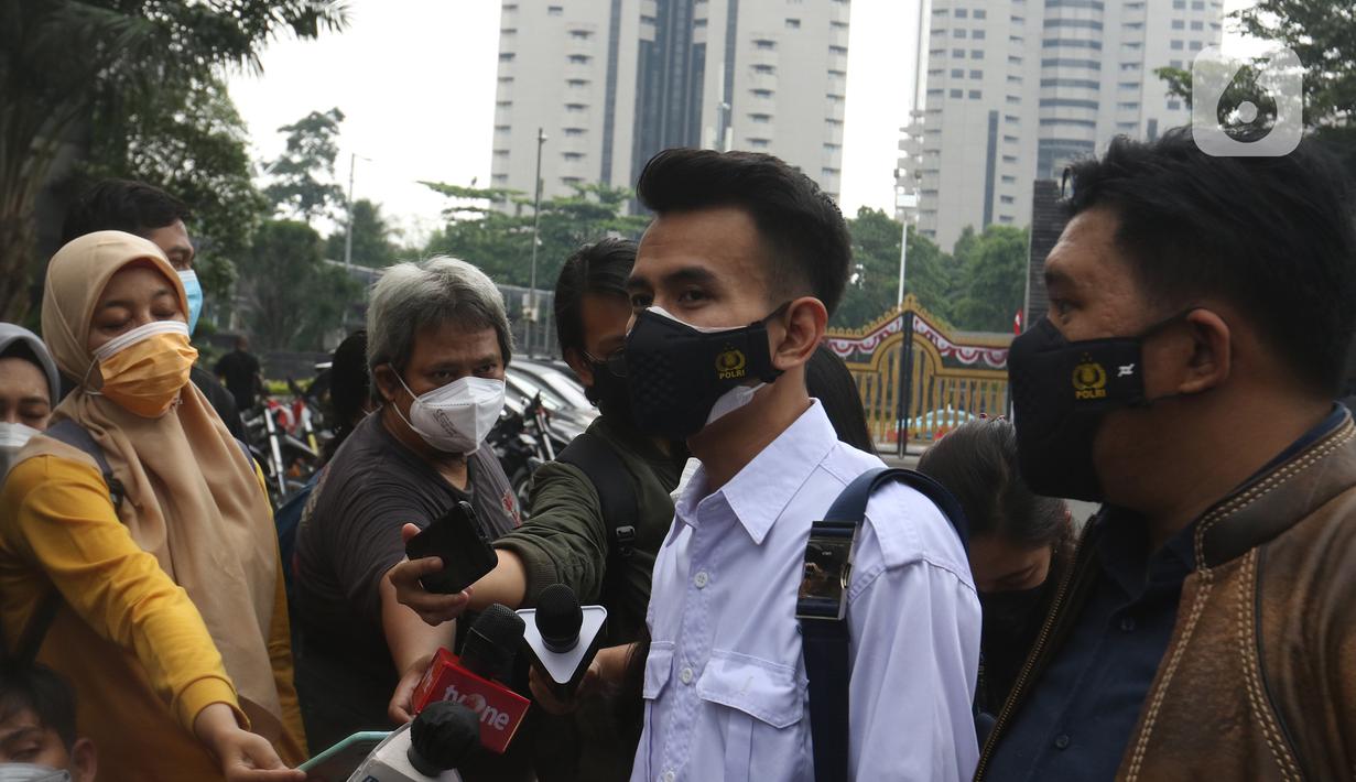 Pegiat media sosial Adam Deni Toba memberikan keterangan saat tiba di Polda Metro Jaya, Jakarta, Sabtu (14/08/2021).  Kedatangan Adam Deni untuk menghadiri proses mediasi dengan I Gede Ary Astina alias Jerinx dalam menyelesaikan kasus dugaan pengancaman. (Liputan6.com/Herman Zakharia)