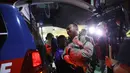 Keluarga salah satu korban kecelakaan kereta api, yang melibatkan KA Argo Bromo Anggrek dan KRL Commuter Line di Stasiun Bekasi Timur, tidak kuasa menahan kesedihan saat penyerahan jenazah yang sudah teridentifikasi di Rumah Sakit Polri Kramat Jati, Jakarta Timur, Selasa (28/4/2026). (Kapanlagi.com/Budy Santoso)