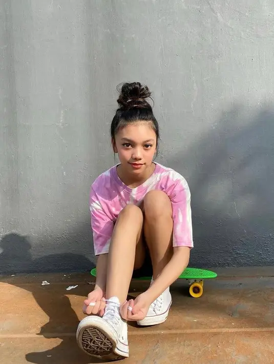 Tatanan rambut cepol atas atau high bun masih menjadi gaya rambut favorit para remaja, simple tapi imut! (Instagram/naura.ayu).