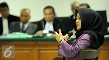 Istri kedua mantan Gubernur Sumut Gatot Pujo Nugroho, Evy Susanti menjadi saksi dalam sidang lanjutan kasus suap tiga hakim dan panitera PTUN dengan terdakwa OC Kaligis di PengadilanTipikor Jakarta, Kamis (1/10/2015). (Liputan6.com/Helmi Fithriansyah)