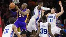 Bintang Los Angels Lakers, Kobe Bryant #24  melakaukan layup saat dihadang para pemain Philadelphia 76ers pada laga NBA di Wells Fargo Center, Philadelphia, Selasa (1/12/2015). 76ers menang atas Lakers 103-91. (Reuters/Bill Streicher-USA TODAY Sports)