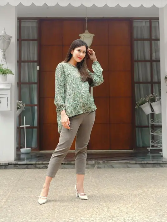 "Pokoknya kalau (Jeje) habis keluar sampai rumah langsung mandi, nggak pegang, nggak ketemu bayi dulu. Ke mana-mana juga (kita) harus tetap mengikuti protokol kesehatan," ungkap Syahnaz Sadiqah. (Instagram/syahnazs)