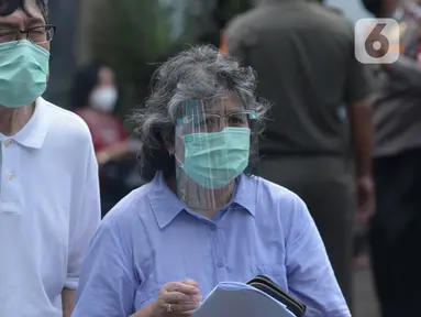 Warga lanjut usia (lansia) mendatangi Balai Besar Pelatihan Kesehatan Jakarta untuk vaksinasi COVID-19, di Jalan Hang Jebat, Jakarta Selatan, Selasa (2/3/2021). Vaksinasi Covid-19 itu dengan prioritas sasaran warga lansia berusia 60 tahun ke atas, dan ber-KTP DKI Jakarta. (merdeka.com/Imam Buhori)