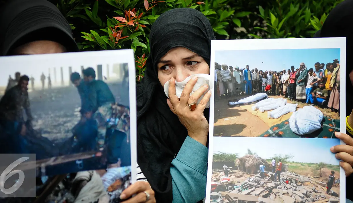 Sejumlah wanita membawa poster saat menggelar aksi mengecam serangan Arab Saudi terhadap Yaman di Kedutaan Besar Arab Saudi, Jakarta, Selasa (11/10). (Liputan6.com/Faizal Fanani)