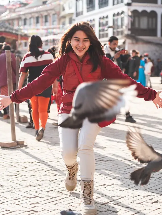 Menikmati  wisata di Tanah Air memang mengagumkan, namun rasanya kurang lengkap jika tidak berkunjung ke luar negeri. Maret silam. pemeran film "Raksasa dari Jogja" ini berkunjung di Boudhanath, Kathmandu. Salah satu stupa kuno terbesar di dunia.(Liputan6.com/IG/adindathomas)