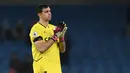 <p>Penjaga gawang Aston Villa, Emiliano Martinez bertepuk tangan kepada para penggemar di lapangan setelah pertandingan melawan Manchester City pada Liga Premier Inggris di Stadion Etihad di Manchester, barat laut Inggris (13/2/2023). City menang telak atas Aston Villa dengan skor 3-1. (AFP/Paul Ellis)</p>