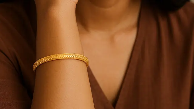 Rekomendasi Gelang Emas 24 Karat Tipis yang Elegan (Image by ChatGPT)