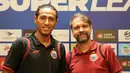 Pemain Persija, Hanif Sjahbandi (kiri) bersama pelatih Mauricio Souza usai memberi keterangan jelang laga melawan Persijap di Stadion Madya, Kompleks Gelora Bung Karno, Senayan, Jakarta, Jumat (2/1/2026). (Bola.com/Abdul Aziz)