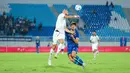 Striker Arema FC, Mauro Zijlstra, berusaha melewati hadangan pemain Bhayangkara Presisi Lampung FC dalam lanjutan BRI Super League 2026/2027 di Stadion Kanjuruhan, Malang, Sabtu (10/10/2026). Arema FC harus berjuang keras untuk mengejar ketertinggalan dua gol pada babak pertama sebelum akhirnya bermain imbang 2-2. (Bola.com/Iwan Setiawan)