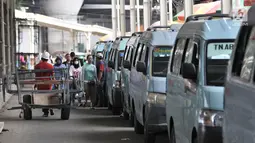 Sejumlah angkot dan pedagang kaki lima (PKL) mangkal di bawah Skybridge Tanah Abang, Jalan Jatibaru, Jakarta, Selasa (23/10). Banyak PKL dan angkot yang mangkal di Jalan Jatibaru menimbulkan kesemrawutan. (Merdeka.com/Iqbal Nugroho)