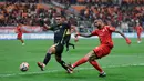 Pemain Persija Jakarta, Maxwell Souza (kanan) berusaha melesatkan bola ke gawang dibayangi pemain Borneo FC, Rivaldo Pakpahan dalam laga lanjutan BRI Super League 2025/2026 di Jakarta International Stadium (JIS), Jakarta Utara, Selasa (03/03/2026). (Bola.com/M Iqbal Ichsan)